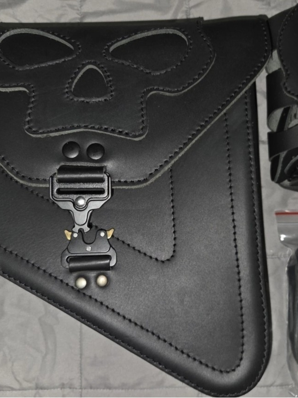 Seitentasche Skull Blackline kompatibel mit Harley Sportster Chopper ORLETANOS
